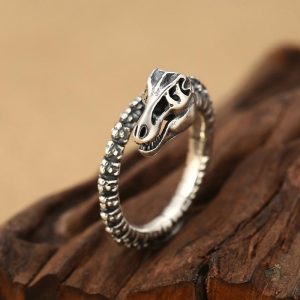 Bague originale en forme de squelette de dino