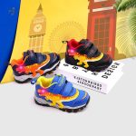 Chaussures sportives avec illustration de dinosaure