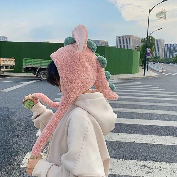 Chaleur et style avec un bonnet dinosaure adoré des petits