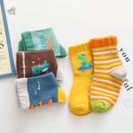 Accessoire ludique : chaussettes antidérapantes dinosaure