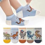 Modèle de chaussettes T-Rex colorées et ludiques