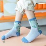 Chaussettes colorées alliant dinosaures et astronautes