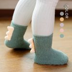 Chaussettes dinosaure colorées pour égayer la tenue des enfants