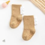 Chaussettes colorées avec un design amusant de dinosaure