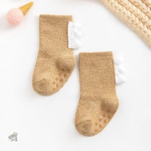 Chaussettes colorées avec un design amusant de dinosaure