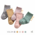 Accessoire ludique : chaussettes à thème dinosaure pour enfants