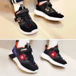 Chaussures enfantines avec motifs de dinosaures
