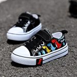 Sneakers dinosaure avec design original et ludique