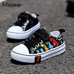 Modèle de chaussure dinosaure aux couleurs vives