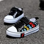 Converse à scratch, motif dinosaure ludique et attrayant
