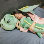 Doux coussin dinosaure, ajout ludique à la chambre
