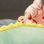 Coussin dinosaure coloré, accessoire amusant et décoratif