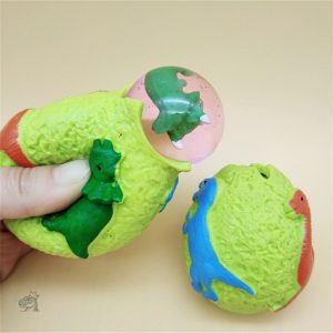 Oeuf de dinosaure à éclore pour le jeu créatif