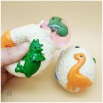 Figurine dinosaure cachée dans un œuf interactif