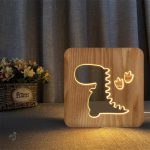 Lampe dinosaure en bois pour une décoration ludique