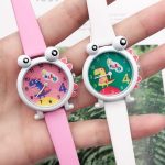 Montre avec design de dinosaure, parfaite pour les petits