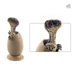 Oeuf de dinosaure raptor en décor réaliste