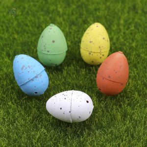 Oeuf dinosaure prêt à éclore avec un design coloré