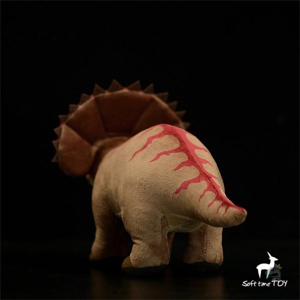 Triceratops en peluche, compagnon de jeu idéal