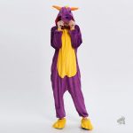 Vêtement de nuit violet avec designs de dinosaures