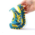 Sandales d'inspiration dinosaure pour les journées ensoleillées