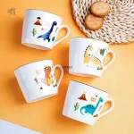 Tasse dinosaure amusante pour un petit-déjeuner joyeux