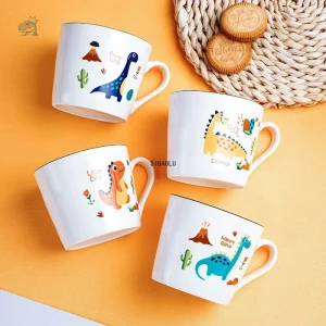 Tasse dinosaure amusante pour un petit-déjeuner joyeux